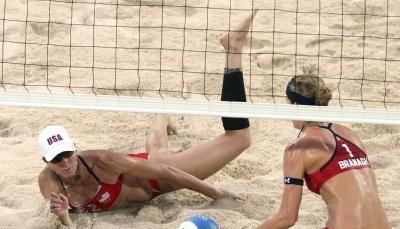 Der Ball fällt zwischen Elaine Youngs (l) und Nicole Branagh in den Sand. Der Ball fällt zwischen Elaine Youngs (l) und Nicole Branagh in den Sand.