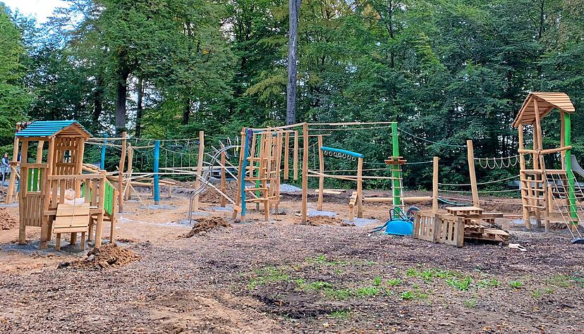 Noch ist der Waldspielplatz eine Baustelle. Rathausmitarbeiterin Olivia Edwards hofft, dass Kinder dort ab der dritten Oktoberwoche spielen können.
Foto: Ulrike Plapp-Schirmer Noch ist der Waldspielplatz eine Baustelle. Rathausmitarbeiterin Olivia Edwards hofft, dass Kinder dort ab der dritten Oktoberwoche spielen können.
Foto: Ulrike Plapp-Schirmer