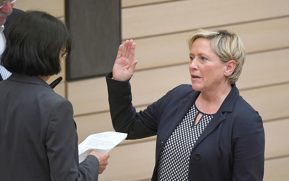 Nach der Landtagswahl im Jahr 2016 wird Susanne Eisenmann Ministerin für Kultus, Jugend und Sport in der grün-schwarzen Landesregierung. Am 12. Mai 2016 wird die CDU-Politikerin im Landtag von Baden-Württemberg in Stuttgart vereidigt. Foto: dpa