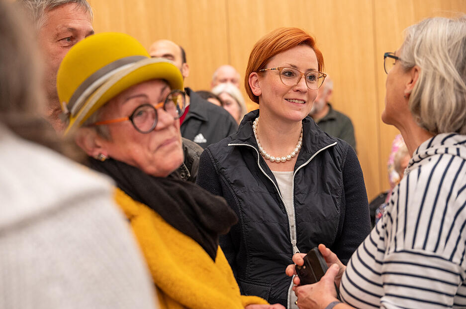Wahlsiegerin Birgi Hannemann im Gesprächs mit Weinsbergerinnen.