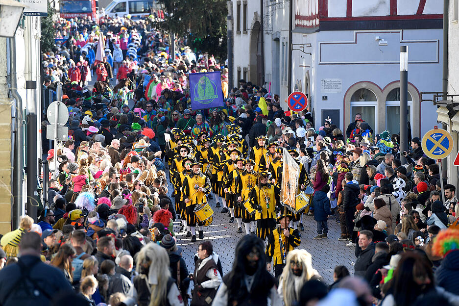Schon vor dem offiziellen Startschuss des Gaudiwurms waren die Gassen vom fr&ouml;hlichen Lachen der Zuschauer am Stra&szlig;enrand und dem Rascheln bunter Kost&uuml;me erf&uuml;llt.