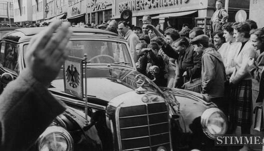 29. März 1958: Der Bundespräsident kommt zur Einweihung des Neubaus des Theodor-Heuss-Gymnasiums nach Heilbronn. Die Wagen fährt durch die Fleiner Straße, Bürger begrüßen ihren Ehrenbürger mit viel Freude und Herzlichkeit.