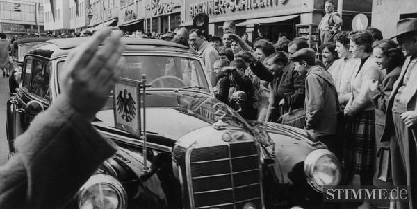 29. März 1958: Der Bundespräsident kommt zur Einweihung des Neubaus des Theodor-Heuss-Gymnasiums nach Heilbronn. Die Wagen fährt durch die Fleiner Straße, Bürger begrüßen ihren Ehrenbürger mit viel Freude und Herzlichkeit.
