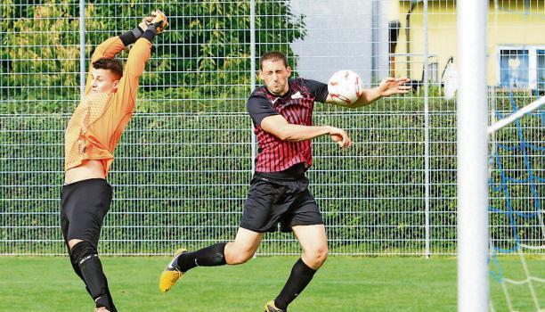 Klingenbergs-Torhüter Hakan Kolcu hält den Ball nicht fest und der Sülzbacher Daniel Braun bugsiert ihn mithilfe der Hand ins Tor − der Treffer zählt nicht.Foto: Bertok Klingenbergs-Torhüter Hakan Kolcu hält den Ball nicht fest und der Sülzbacher Daniel Braun bugsiert ihn mithilfe der Hand ins Tor − der Treffer zählt nicht.Foto: Bertok