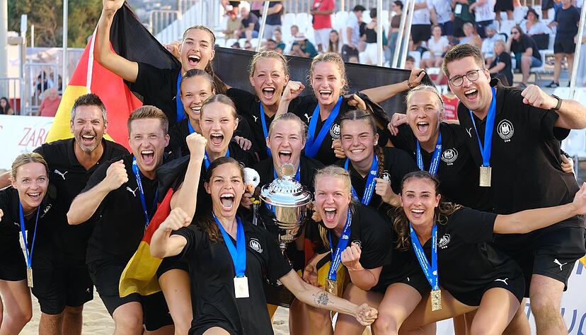 Grenzenloser Jubel bei den Spielerinnen der deutschen Beachhandball-Nationalmannschaft um Spielführerin Lucie-Marie-Kretzschmar (kniend).