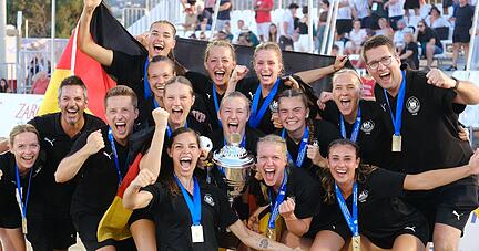 Grenzenloser Jubel bei den Spielerinnen der deutschen Beachhandball-Nationalmannschaft um Spielführerin Lucie-Marie-Kretzschmar (kniend).