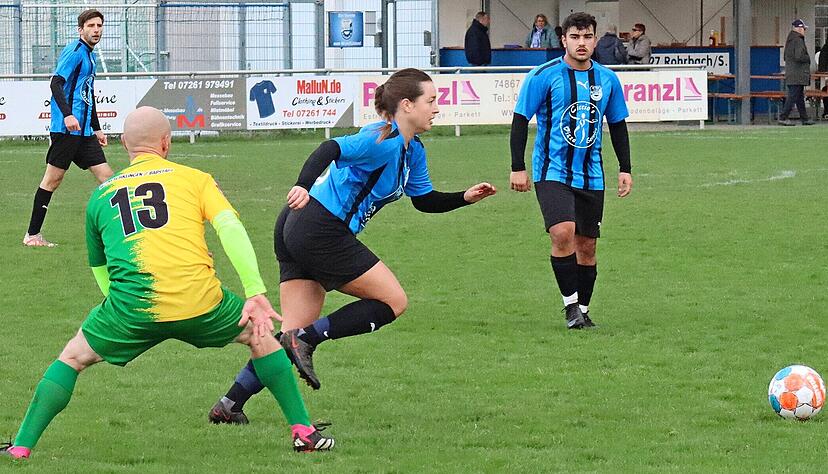 Kaum zu halten, schwer zu bremsen: Jessica Bauer (Mitte) sorgt für ein Novum, denn sie spielt mit ihrem Bruder beim SV Rohrbach/S. in einer Mannschaft.
Foto: privat Kaum zu halten, schwer zu bremsen: Jessica Bauer (Mitte) sorgt für ein Novum, denn sie spielt mit ihrem Bruder beim SV Rohrbach/S. in einer Mannschaft.
Foto: privat