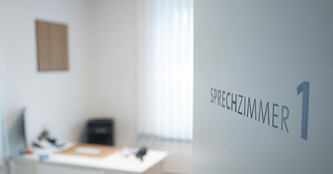 Union und SPD wollen ein verbindliches System einführen, bei dem Patientinnen und Patienten in eine Hausarztpraxis gehen, die sie bei Bedarf an Fachärzte überweist. (Symbolbild)