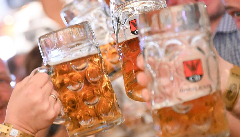 Mit der verkauften Biermenge auf dem Cannstatter Wasen ist Göckelesmaier-Wirt Karl Maier zufrieden. Es gibt einen Anstieg beim Absatz. Mit der verkauften Biermenge auf dem Cannstatter Wasen ist Göckelesmaier-Wirt Karl Maier zufrieden. Es gibt einen Anstieg beim Absatz.