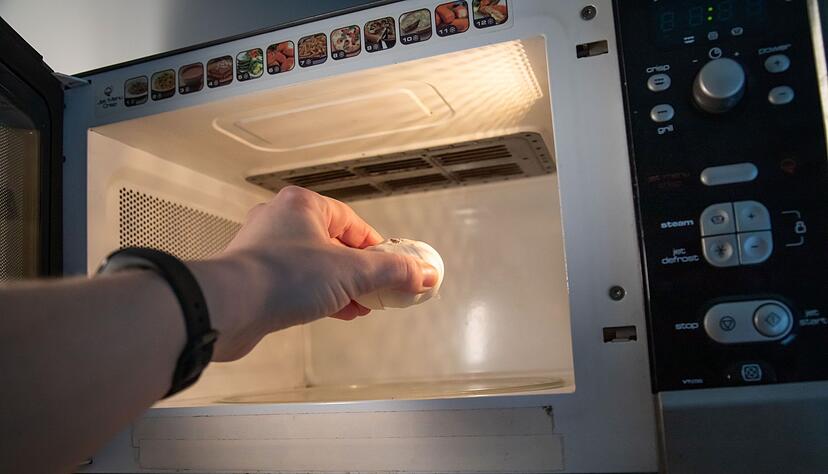 Schritt 1: Die Knoblauchknolle in die Mikrowelle legen.