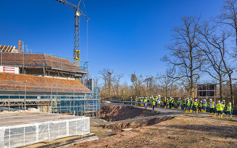 Die Architektur orientiert sich an regionaler Baukultur und historischen Vorbildern. Die Architektur orientiert sich an regionaler Baukultur und historischen Vorbildern.