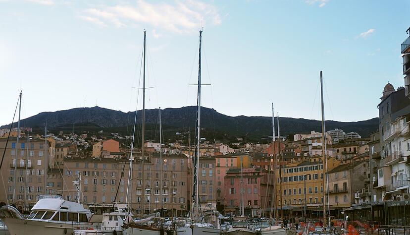 Boote liegen am Alten Hafen von Bastia. Deutsche buchten im vergangenen Jahr 3,7 Millionen &Uuml;bernachtungen auf der Mittelmeerinsel.
