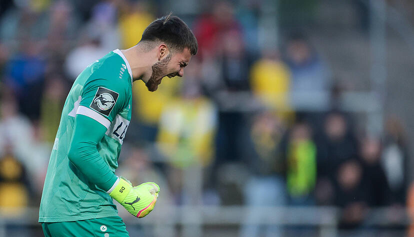 Dennis Seimen ist vom VfB Stuttgart an den SC Paderborn ausgeliehen. Er soll Spielpraxis sammeln und stand am ersten Spieltag im Tor.