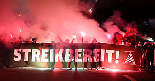 Beschäftigte von Volkswagen bekunden vor dem Werk in Zwickau zum Ende der Friedenspflicht ihre Streikbereitschaft. Beschäftigte von Volkswagen bekunden vor dem Werk in Zwickau zum Ende der Friedenspflicht ihre Streikbereitschaft.