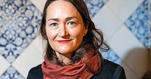 „Etwas mit Humor zu sehen, bedeutet, dass man dem Schicksal nicht so ausgeliefert ist“: Die vielfach ausgezeichnete Autorin Katerina Poladjan lebt in Berlin und stellt in Heilbronn auf einer ihrer ersten Stationen den Roman „Goldstrand“ vor.