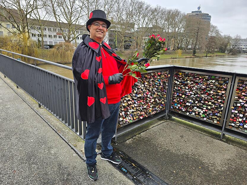 Valentin begrüßte Paare und Spaziergänger mit Rosen. Valentin begrüßte Paare und Spaziergänger mit Rosen.