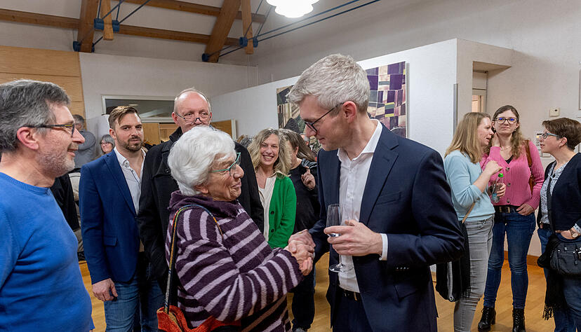 Michael Tauch ist neuer Bürgermeister von Güglingen. Am Wahlabend gratulieren Gäste und neue Kollegen. Michael Tauch ist neuer Bürgermeister von Güglingen. Am Wahlabend gratulieren Gäste und neue Kollegen.