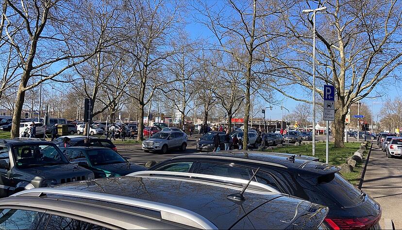 Vor allem am Sonntagnachmittag erlebt der Pferdemarkt einen regelrechten Besucheransturm. Die Parkplätze rund um die Theresienwiese sind so gut wie komplett belegt: Vor allem am Sonntagnachmittag erlebt der Pferdemarkt einen regelrechten Besucheransturm. Die Parkplätze rund um die Theresienwiese sind so gut wie komplett belegt: