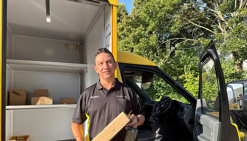 Stefan Oehrle vor seinem Rechtslenker-Transporter. Erst vergangenes Jahr begann die Deutsche Post damit, solche Fahrzeuge in ihren Niederlassungen einzusetzen.
Foto: Julian Ruf Stefan Oehrle vor seinem Rechtslenker-Transporter. Erst vergangenes Jahr begann die Deutsche Post damit, solche Fahrzeuge in ihren Niederlassungen einzusetzen.
Foto: Julian Ruf