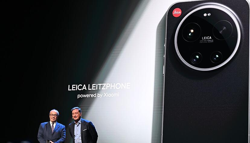 Leica-Chef Matthias Harsch (r) und Leica-Aufsichtsratschef Andreas Kaufmann bei der Pr&auml;sentation des Leitzphones im&nbsp;Vorfeld der Mobilfunk-Messe Mobile World Congress 2026.