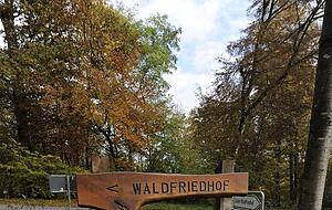 Alles atmet Natürlichkeit &minus; auch die Hinweisschilder.