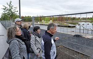 Still ruht der See: Zaungäste an dem abgesperrten Buga-Gelände werfen einen Blick auf den Floßhafen, der im Sommer von Massen bevölkert wurde.