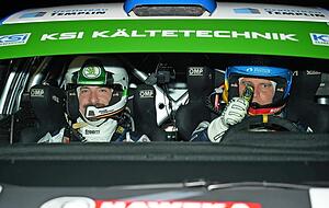 Daumen hoch nach Sieg und guter Reifenwahl. Fahrer Julius Tannert (rechts) und Christian Frank hatten das richtige N&auml;schen bei der Reifenlotterie.