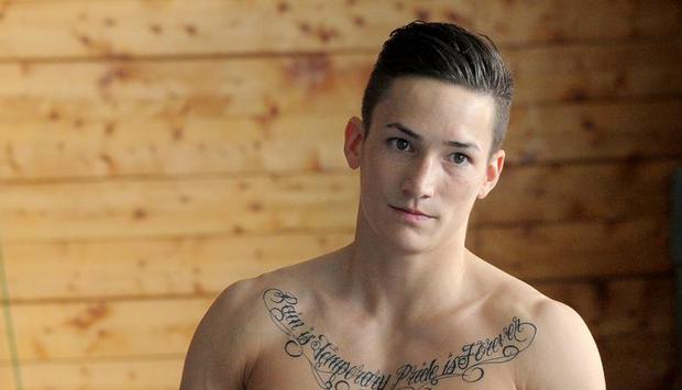 Marcel Nguyen muss sein Tattoo &uuml;berschminken. Foto: Bernd Settnik