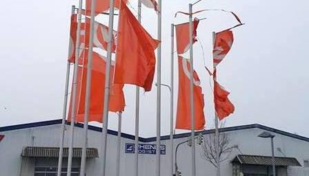 Im Zukunftspark konnten nicht alle Fahnen dem Sturm standhalten.