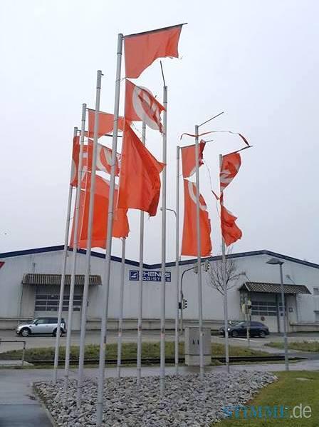 Im Zukunftspark konnten nicht alle Fahnen dem Sturm standhalten.