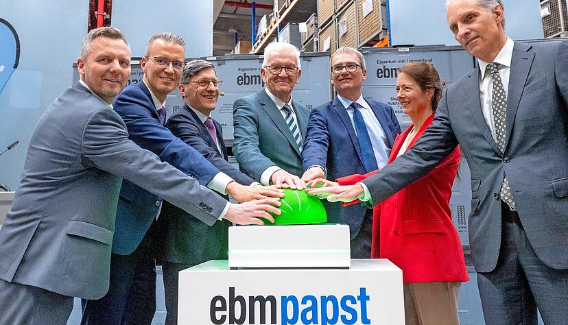 Ministerpräsident Winfried Kretschmann (Mitte) eröffnete zusammen mit den Gesellschaftern (von rechts) Jan Philippiak, Chloe McCracken und Ralf Sturm sowie Geschäftsführer Dr. Klaus Geißdörfer, Tomas Smetana und Produktionsleiter Philipp Handschuh das Technikum ein. Ministerpräsident Winfried Kretschmann (Mitte) eröffnete zusammen mit den Gesellschaftern (von rechts) Jan Philippiak, Chloe McCracken und Ralf Sturm sowie Geschäftsführer Dr. Klaus Geißdörfer, Tomas Smetana und Produktionsleiter Philipp Handschuh das Technikum ein.