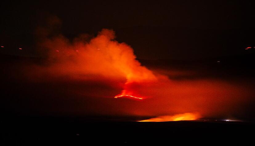 Der Feuerschein der riesigen Waldbr&auml;nde ist vor allem nachts wie hier in der Autonomen Gemeinschaft von Kastilien und Le&oacute;n in Spanien weithin sichtbar.