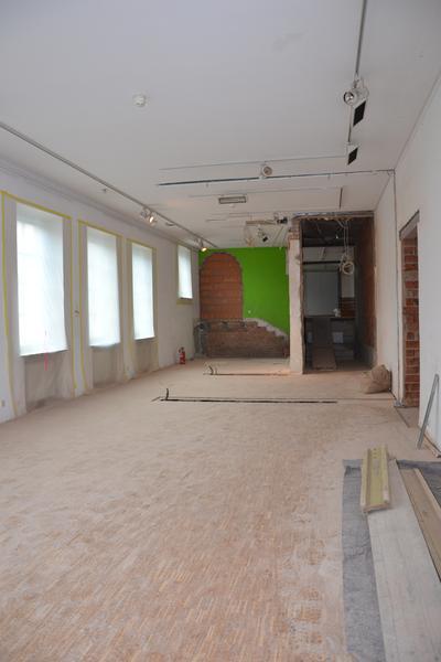 Herausgebrochene Zwischenw&auml;nde im Raum und alte gr&uuml;ne Wandfarbe, die k&uuml;nftig durch eine helle Farbe ersetzt wird.