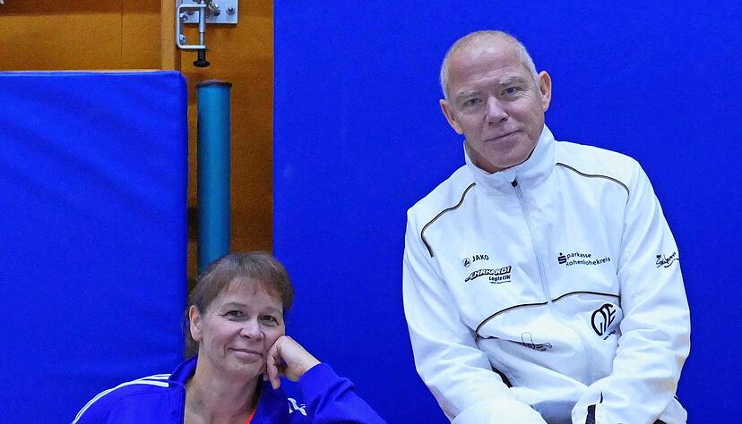 In der Turnhalle fühlen sich Reneé und Ralf Weigel wohl. Doch die Zeit, die der Präsident der KTV Hohenlohe dort verbringen kann, ist rar. Er ist beruflich in Sachen Tennis auf der ganzen Welt unterwegs. In der Turnhalle fühlen sich Reneé und Ralf Weigel wohl. Doch die Zeit, die der Präsident der KTV Hohenlohe dort verbringen kann, ist rar. Er ist beruflich in Sachen Tennis auf der ganzen Welt unterwegs.