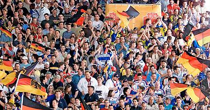 4000 Zuschauer waren am 17. April 2004 zum Eishockey-Länderspiel zwischen Deutschland und Österreich ins Heilbronner Eisstadion gekommen. Ein zweites im April 2020 gegen Tschechien fiel der Pandemie zum Opfer.
Fotos: Archiv/Veigel