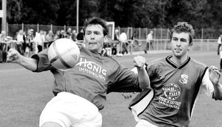Nach 418 Tagen trifft der FC Berwangen wieder einmal auf den TSV Michelfeld. Auf Michael Breitenberger (l.) - hier im Duell mit dem Ziegelhauser Tim Schorb - und seine FCB-Kollegen wartet ein hartes St&uuml;ck Arbeit. (Foto: Kr&uuml;ger)