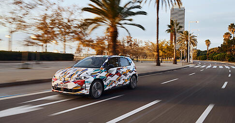 Aktuell laufen die letzten Testfahrten mit dem noch getarnten VW ID.Polo. Ab Ende April 2026 kann der kleine Stromer f&uuml;r Preise um die 25.000 Euro bestellt werden.