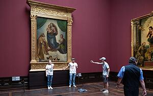 Sie kleben sich an Kunstwerken fest, werfen Kartoffelbrei und Tomatensoße gegen Gemälde und ernten dafür heftige Kritik. Sie kleben sich an Kunstwerken fest, werfen Kartoffelbrei und Tomatensoße gegen Gemälde und ernten dafür heftige Kritik.