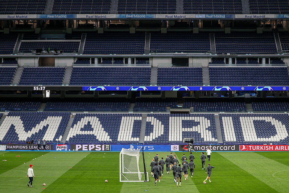 Auf der Tribüne prangert ein Schriftzug. Insgesamt haben knapp über 80.000 Zuschauer Platz. Auf der Tribüne prangert ein Schriftzug. Insgesamt haben knapp über 80.000 Zuschauer Platz.