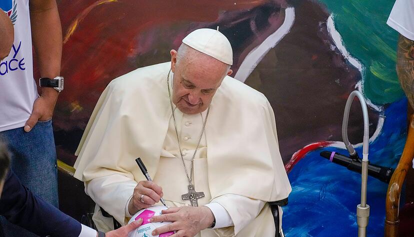 Franziskus ist begeisterter Fußball-Fan und berichtet von seinen Versuchen als Amateur-Fußballer in seiner Kindheit. (Archivbild) Franziskus ist begeisterter Fußball-Fan und berichtet von seinen Versuchen als Amateur-Fußballer in seiner Kindheit. (Archivbild)