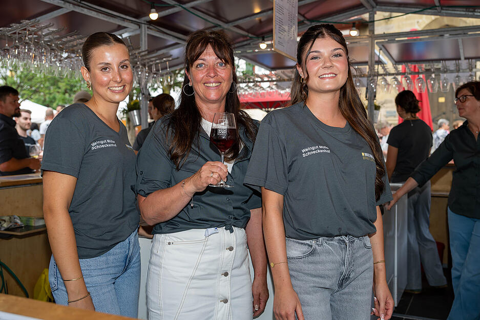 Die Öhringer Innenstadt verwandelt sich vom 3. bis 7. Juli in das Hohenloher Weindorf. Zehntausende Besucher werden erwartet. Zur Eröffnung war der Marktplatz gut gefüllt. Die Öhringer Innenstadt verwandelt sich vom 3. bis 7. Juli in das Hohenloher Weindorf. Zehntausende Besucher werden erwartet. Zur Eröffnung war der Marktplatz gut gefüllt.