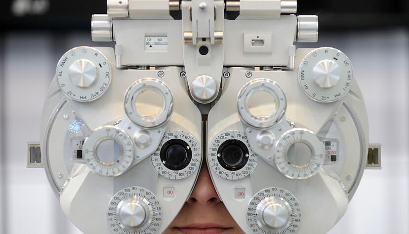 Tr&auml;gt man eine Brille oder Kontaktlinsen, sollte einmal im Jahr die Sehleistung und Augengesundheit &uuml;berpr&uuml;ft werden.