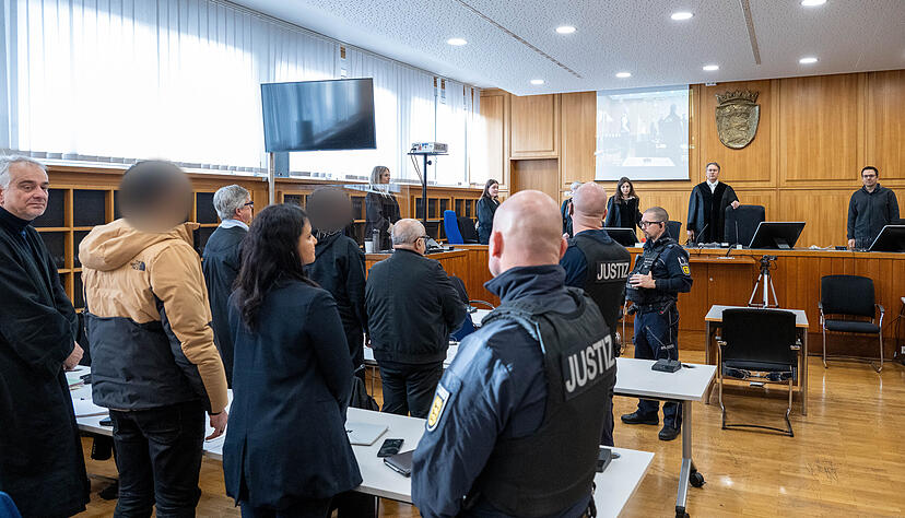 Unter anderem wegen schweren Raubes und Körperverletzung in Heilbronn müssen sich zwei Angeklagte vor dem Landgericht verantworten. Unter anderem wegen schweren Raubes und Körperverletzung in Heilbronn müssen sich zwei Angeklagte vor dem Landgericht verantworten.