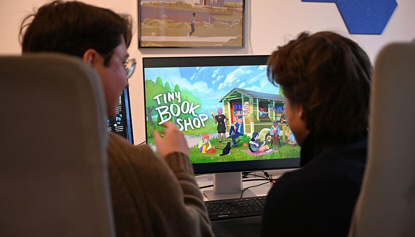 Die Computerspiele-Entwickler David Zapfe-Wildemann und Raven Rusch vom K&ouml;lner Independent-Studio Neoludic, das 2021 gegr&uuml;ndet wurde und mit &laquo;Tiny Bookshop&raquo; einen gro&szlig;en Erfolg feierte. (Archivbild)