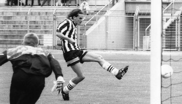 Zusammengestellt von Archiv und Dokumentation der Heilbronner Stimme 

01.07.1996: Zweifacher Torsch&uuml;tze : R&uuml;diger Rehm steuert hier Treffer Nummer f&uuml;nf zum Kantersieg des VfR-Junioren bei. Mit 9:0 deklassiert die A-Jugend im DFB-Pokal-Viertelfinale den SV Jenaer Glaswerk.