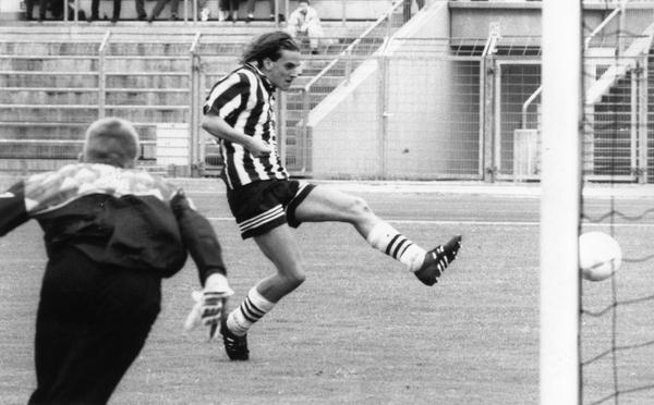 Zusammengestellt von Archiv und Dokumentation der Heilbronner Stimme
01.07.1996: Zweifacher Torschütze : Rüdiger Rehm steuert hier Treffer Nummer fünf zum Kantersieg des VfR-Junioren bei. Mit 9:0 deklassiert die A-Jugend im DFB-Pokal-Viertelfinale den SV Jenaer Glaswerk. Zusammengestellt von Archiv und Dokumentation der Heilbronner Stimme
01.07.1996: Zweifacher Torschütze : Rüdiger Rehm steuert hier Treffer Nummer fünf zum Kantersieg des VfR-Junioren bei. Mit 9:0 deklassiert die A-Jugend im DFB-Pokal-Viertelfinale den SV Jenaer Glaswerk.