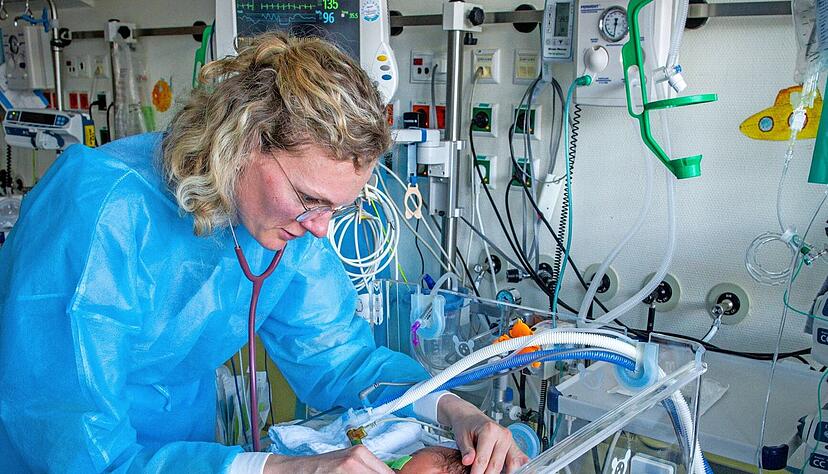 Ein Baby wird auf einer Station f&uuml;r Extrem-Fr&uuml;hgeborene untersucht. Vielen Krei&szlig;s&auml;len droht derzeit das Aus. Die politischen Verhandlungen sind in vollem Gang, um die Versorgung von Fr&uuml;hchen weiterhin zu gew&auml;hrleisten.
Foto: Jens B&uuml;ttner (dpa)