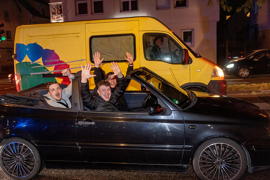 Fans feiern bei Autokorso in Heilbronn nach EM-Sieg der DFB-Elf