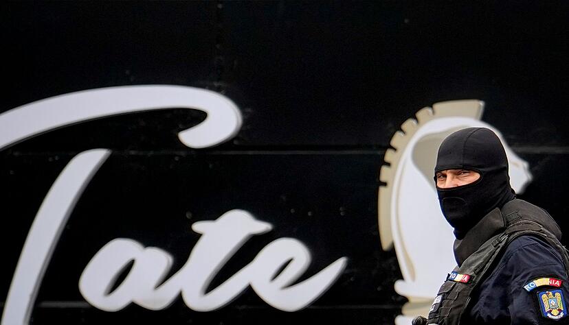 Das britisch-amerikanische Influencer-Bruderpaar Tate wurde in Rumänien erneut festgenommen. Das britisch-amerikanische Influencer-Bruderpaar Tate wurde in Rumänien erneut festgenommen.