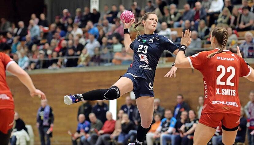 337 Tage nach ihrem im Spiel gegen die SG BBM Bietigheim erlittenen Meniskusschaden feierte Munia Smits (beim Wurf) in Buxtehude ein gutes Pflichtspiel-Comeback. 337 Tage nach ihrem im Spiel gegen die SG BBM Bietigheim erlittenen Meniskusschaden feierte Munia Smits (beim Wurf) in Buxtehude ein gutes Pflichtspiel-Comeback.